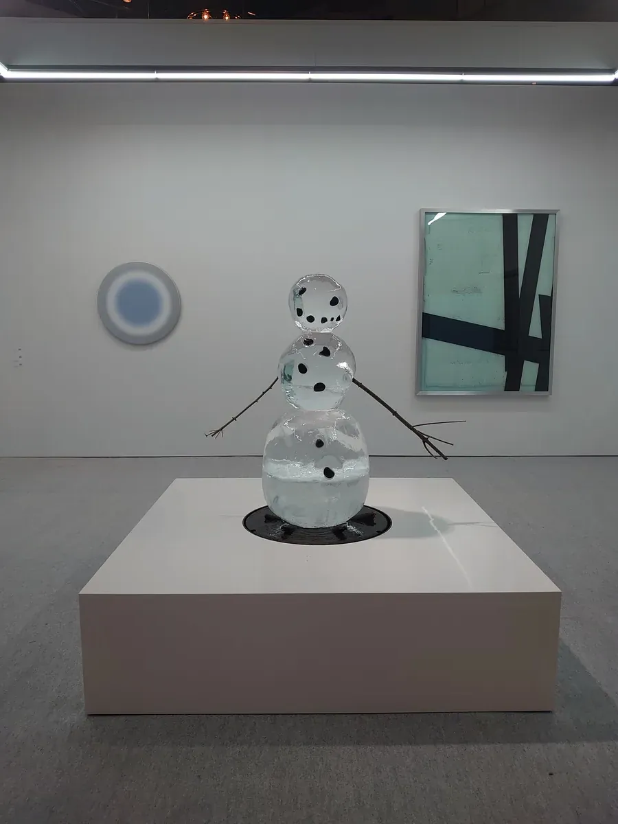 スノーマン氷彫刻 — アートギャラリー展示用に制作された透明純氷のスノーマン作品（2022年）